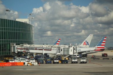 American Airlines uçağı Miami Uluslararası Havaalanı'nda asfalt üzerinde