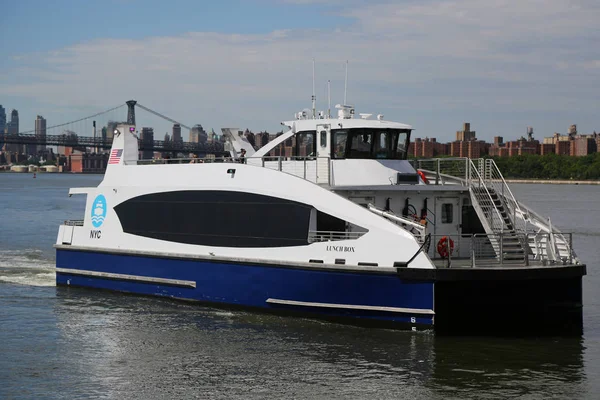 Barco de ferry de Nueva York en East River —  Fotos de Stock