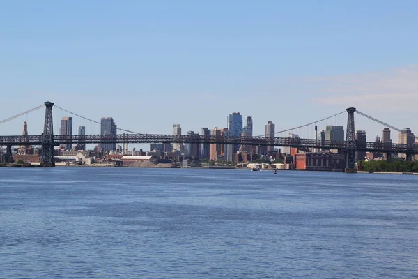 ニューヨーク市のウィリアムズバーグ橋です — ストック写真