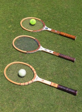 Vintage tenis raketleri, Slazenger Wimbledon Tenis topu ve antik beyaz tenis topu çim Tenis Kortu. 