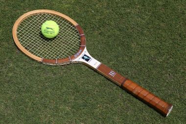 Vintage Wilson Cris Evert tenis raketi ve çim tenis kortunda Slazenger Wimbledon Tenis topu. 
