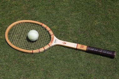 Vintage Wilson Jack Kramer tenis raketi ve çim tenis kortunda antik beyaz tenis topu. 