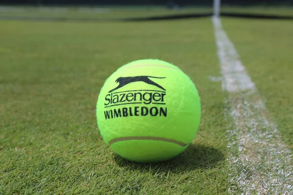 Piłki tenisowe Slazenger wimbledon na trawa kort tenisowy — Zdjęcie stockowe