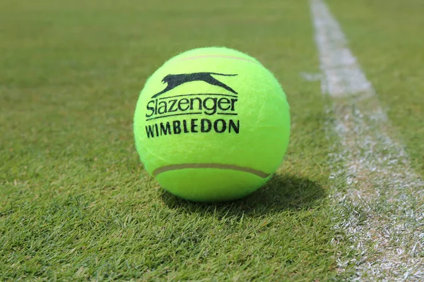 Slazenger Wimbledon Tennis Ball sur un court de tennis en herbe — Photo