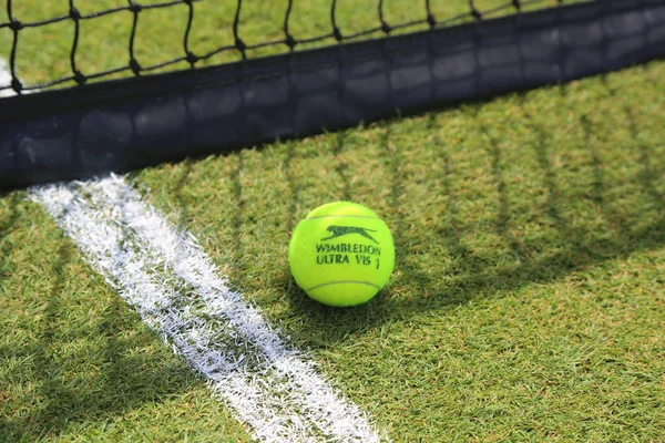 Slazenger Wimbledon pelota de tenis en la pista de tenis de hierba —  Fotos de Stock