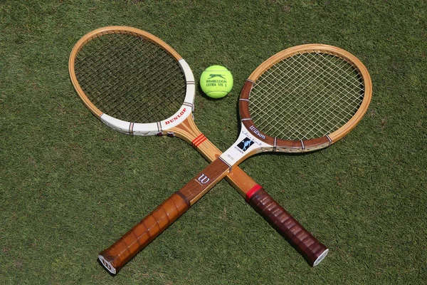 Raquettes de tennis vintage et balle de tennis Slazenger Wimbledon sur un court de tennis en herbe — Photo