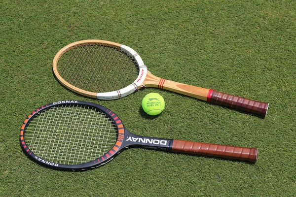 Vintage tennisrackets en Slazenger Wimbledon tennisbal op de tennisbaan gras — Stockfoto