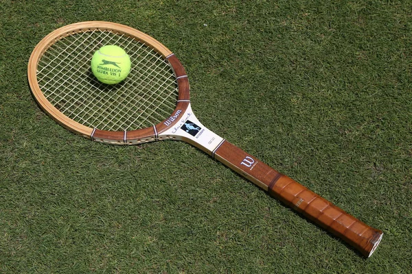 Raqueta de tenis Vintage Wilson Cris Evert y Slazenger Wimbledon Tennis Ball en la cancha de tenis de hierba . — Foto de Stock