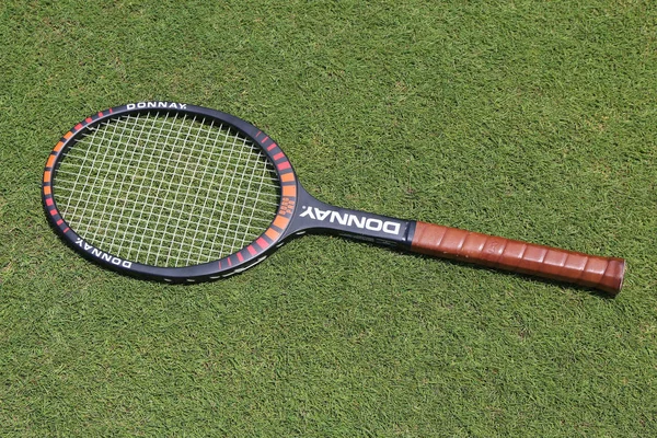 Vintage Donnay Borg Pro tennisracket op de tennisbaan van gras. — Stockfoto