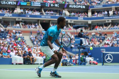 Profesyonel tenis oyuncusu Gael Monfis Fransa eylem sırasında onun bize açık 2016 çeyrek final maçında Ulusal Tenis Merkezi 