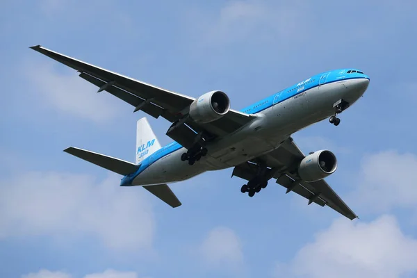 KLM Boeing 777 descendo para pouso no Aeroporto Internacional JFK em Nova York — Fotografia de Stock