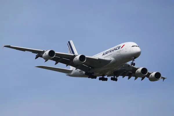 エール フランスのエアバス A380 がニューヨークの Jfk 国際空港で着陸のため降下 — ストック写真