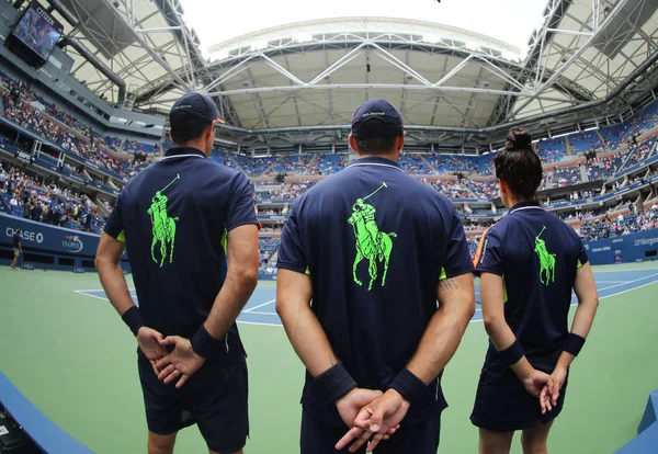 Ball boys no Arthur Ashe Stadium durante o US Open 2016 no Billie Jean King National Tennis Center — Fotografia de Stock