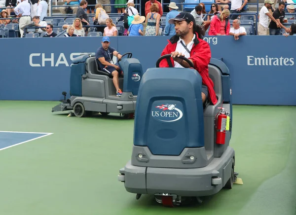 Us open cleaning crew drying tennis court after regen delay at louis armstrong stadion at billie jean king national tennis center — Stockfoto