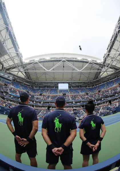 Sběrači v Arthur Ashe Stadium během nás Open 2016 na Billie Jean King National Tennis Center — Stock fotografie