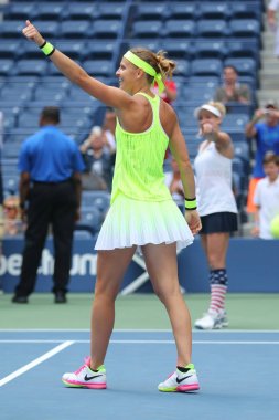 Bize açık 2016 kadın çiftler Şampiyonlar Lucie Safarova (L) Çek Cumhuriyeti ve Amerika Birleşik Devletleri Bethanie Mattek-Sands zafer kutluyor