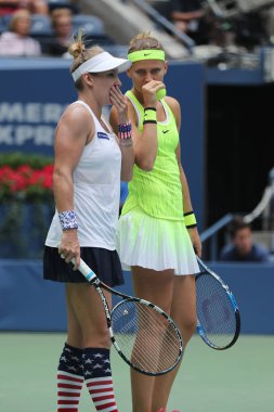 Bize açık 2016 kadınlar şampiyonları Lucie Safarova (R) Çek Cumhuriyeti ve Amerika Birleşik Devletleri Bethanie Mattek-Sands eylem New York'ta final maçı sırasında iki katına