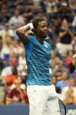 Profesyonel tenis oyuncusu Gael Monfis Fransa zafer onun bize açık 2016 çeyrek final maçında sonra kutluyor.