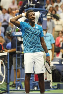 Profesyonel tenis oyuncusu Gael Monfis Fransa zafer onun bize açık 2016 çeyrek final maçında sonra kutluyor.