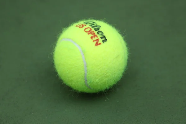 Abierto de EE.UU. Wilson pelota de tenis en Billie Jean King National Tennis Center en Nueva York —  Fotos de Stock