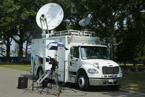 CNN vrachtwagen in de voorkant van nationale tennis center — Stockfoto