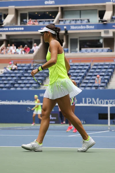 Jogadora de tênis profissional Caroline Garcia da França em ação durante US Open 2016 mulheres dobram partida final — Fotografia de Stock