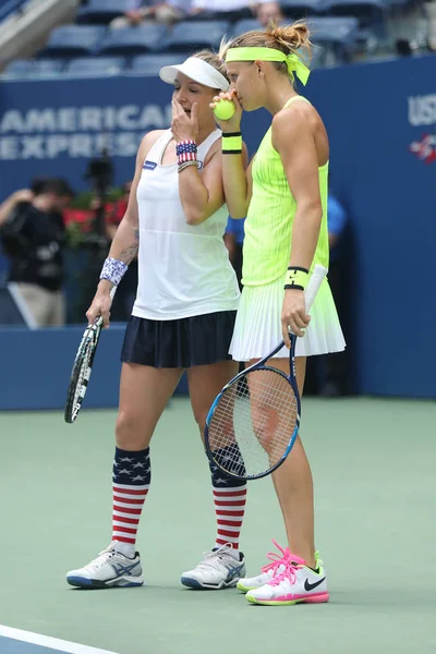 Ons Open 2016 vrouwen verdubbelt kampioenen Lucie Safarova (R) van Tsjechië en Bethanie Mattek-Sands van Verenigde Staten in actie tijdens de laatste wedstrijd in New York — Stockfoto