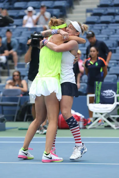 Чемпионки US Open 2016 в парном разряде Люси Сафарова (L) из Чехии и Бетани Маттек-Сэндс из США празднуют победу — стоковое фото