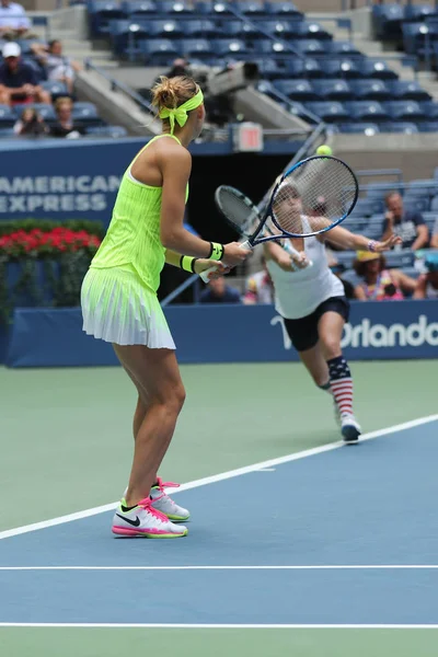 US Open 2016 women doubles champions Lucie Safarova (R) of Czech Republic and Bethanie Mattek-Sands of United States in action during final match in New York — Stock Photo, Image