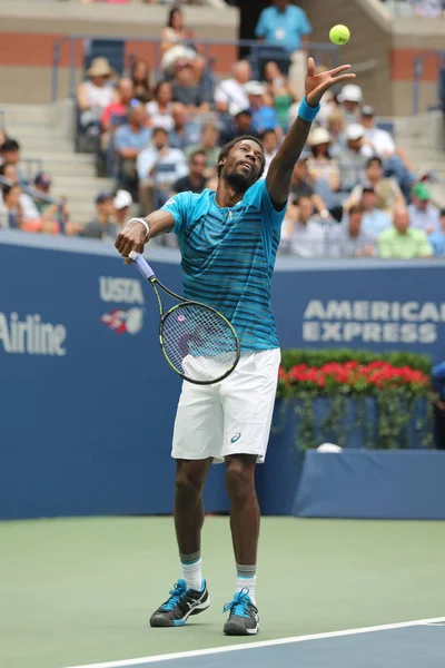 Jogador de tênis profissional Gael Monfis da França em ação durante sua partida de quartas de final do US Open 2016 — Fotografia de Stock