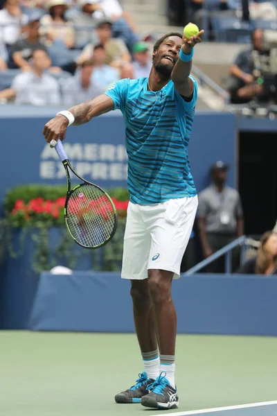 Jugador de tenis profesional Gael Monfis de Francia en acción durante su partido de cuartos de final del Abierto de Estados Unidos 2016 — Foto de Stock