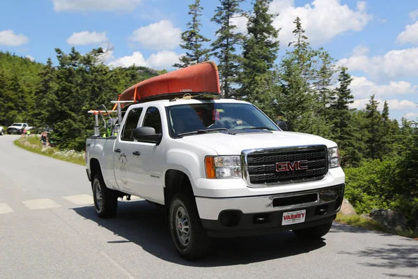 GMC ciężarówki załadowane z kajaka w Acadia National Park — Zdjęcie stockowe