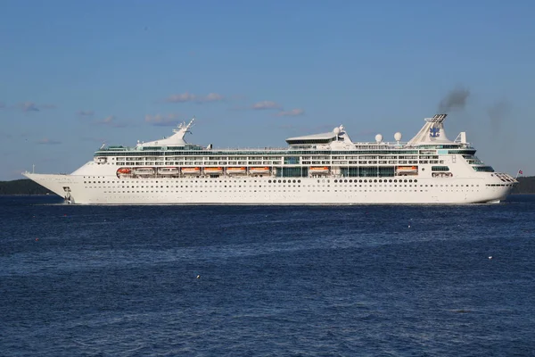 Royal Caribbean Cruise hajó nagyságát a tengerek Bar Harbor, Maine-ben — Stock Fotó