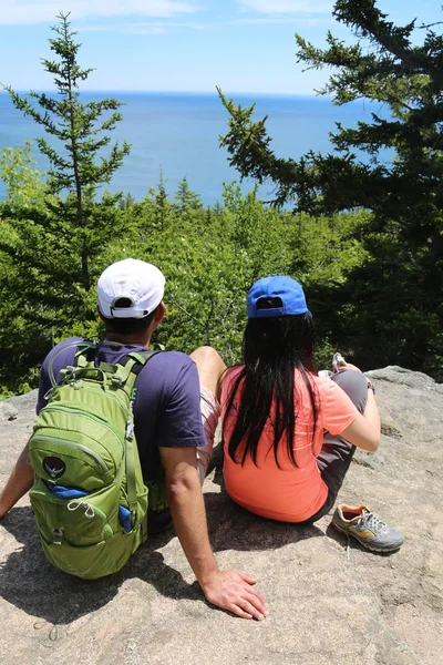 Hikers enjoy sunny day at Acadia National Park — Stock Photo, Image