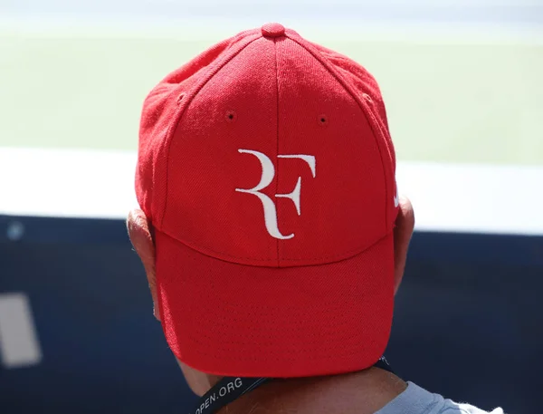Fã de tênis usa chapéu de Roger Federer durante US Open 2016 jogo — Fotografia de Stock