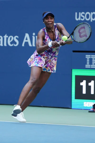 Grand Slam Championem Venus Williams Stany w akcji podczas jej meczu pierwszej rundy w nas Open 2016 — Zdjęcie stockowe