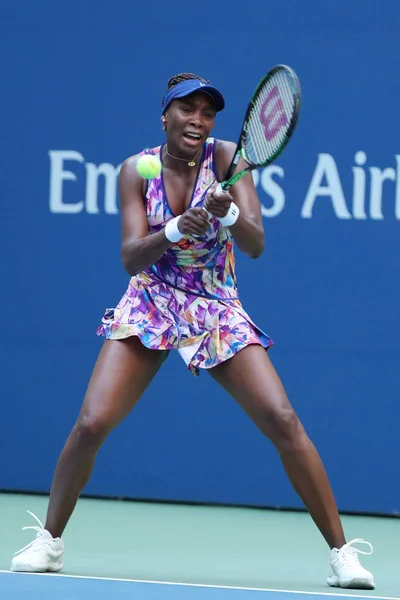 Grand Slam Championem Venus Williams Stany w akcji podczas jej meczu pierwszej rundy w nas Open 2016 — Zdjęcie stockowe