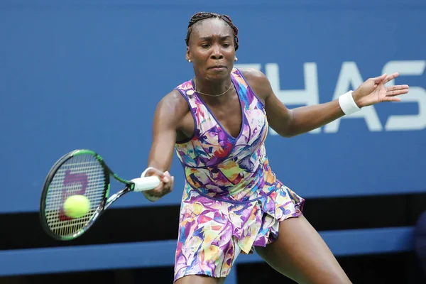 Grand Slam Championem Venus Williams Stany w akcji podczas jej meczu pierwszej rundy w nas Open 2016 — Zdjęcie stockowe