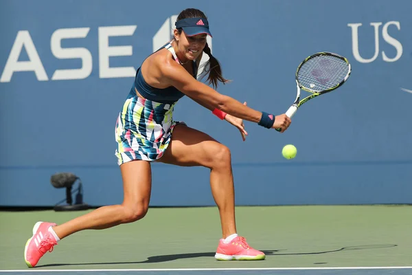 La campeona del Grand Slam Ana Ivanovic de Serbia en acción durante su primer partido de ronda en el US Open 2016 —  Fotos de Stock
