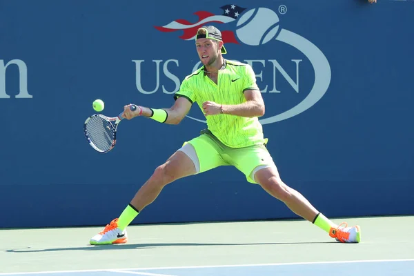 Профессиональный теннисист Джек Сок из США в действии во время четвертого раунда матча на US Open 2016 — стоковое фото