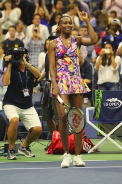 Grand Slam şampiyonu Venus Williams, Amerika Birleşik Devletleri zafer bize açık 2016 3 maç yuvarlak peşinden kutluyor
