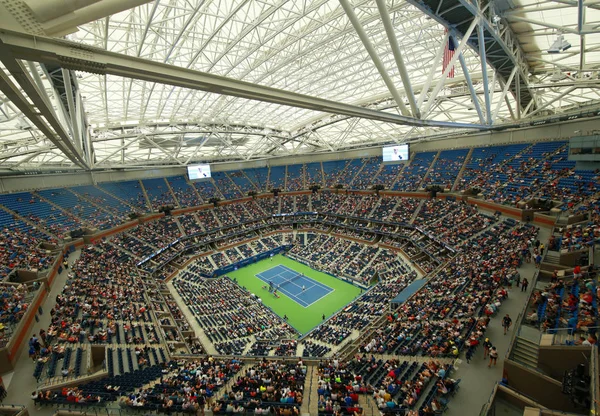 Estádio Arthur Ashe recentemente melhorado no Billie Jean King National Tennis Center durante sessão noturna no US Open 2016 — Fotografia de Stock