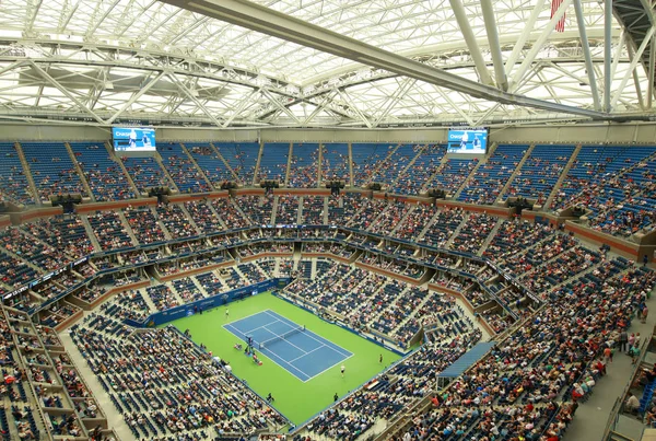 Nowo ulepszone Arthur Ashe Stadium w Billie Jean King National Tennis Center podczas sesji wieczornej o nas Open 2016 — Zdjęcie stockowe