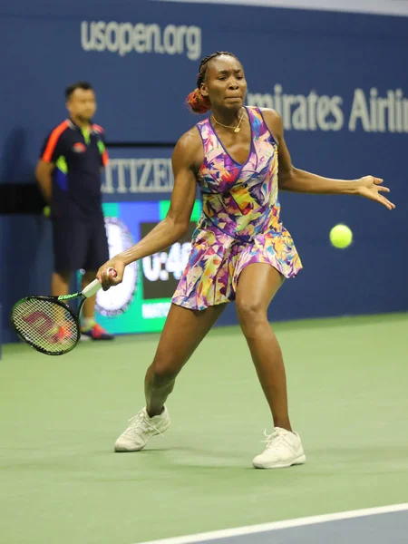 La championne du Grand Chelem Venus Williams des États-Unis en action lors de son troisième match à l'US Open 2016 — Photo