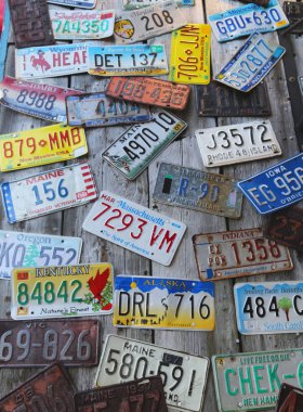 eski araba plakaları duvara