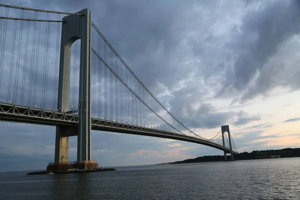 Most Verrazano o zmierzchu w Nowym Jorku — Zdjęcie stockowe