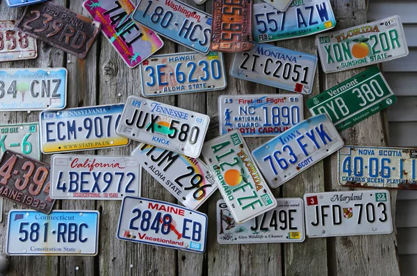 eski araba plakaları duvara