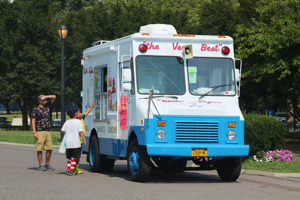 冰激淋的卡车在法拉盛草原可乐娜公园 — 图库照片