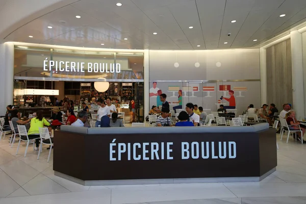 La nueva ubicación de Epicerie Boulud sirve comida ligera francesa y productos horneados de Daniel Boulud en el World Trade Center Oculus — Foto de Stock