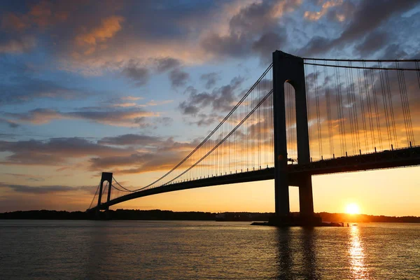 ニューヨークの夕日 verrazano 橋 — ストック写真